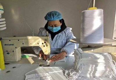 自带缝纫机进厂，云南安宁志愿者用针线缝出抗疫温度